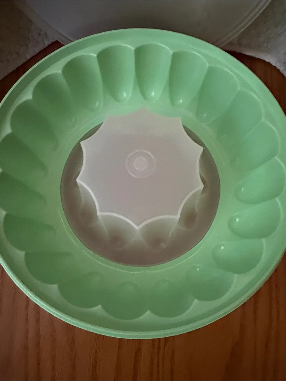 Tupperware Light Green Plastic Jello Mold Bowl with Lid